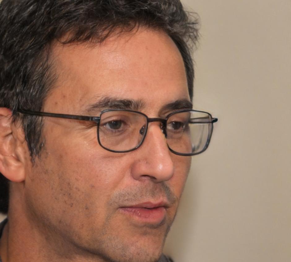 Herr Dr. Benedikt Holzmann, erfahrener Finanzexperte und Autor unserer Lernmaterialien